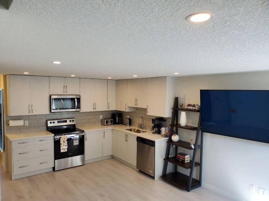 Cozy Rockland Park Unit+Parking Lejlighed YYC Eksteriør billede