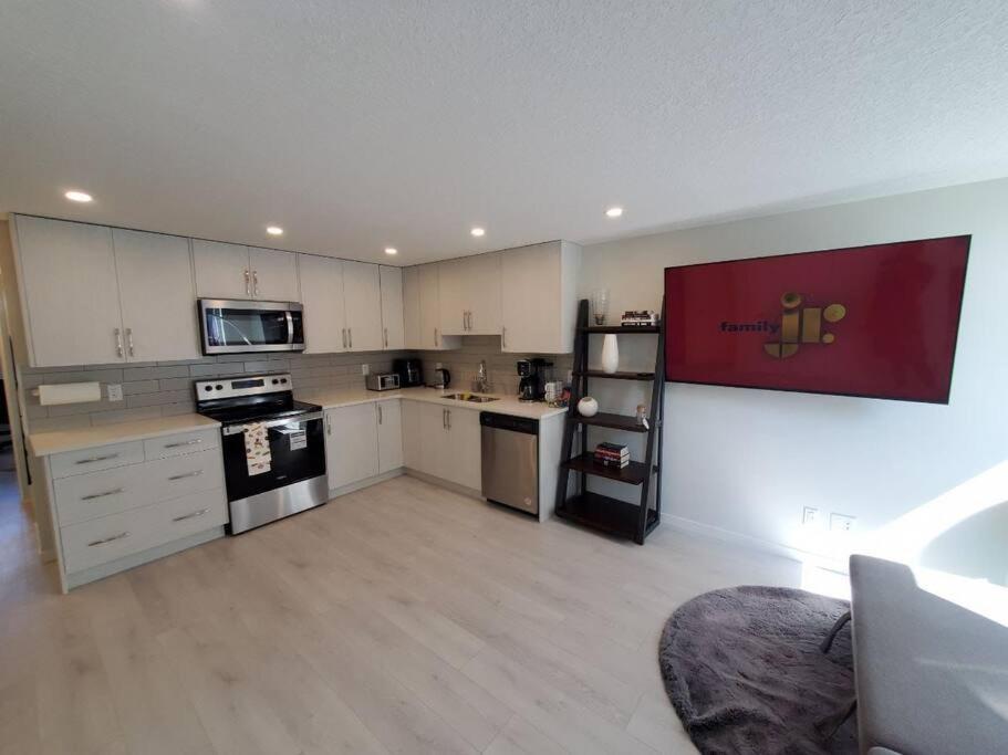 Cozy Rockland Park Unit+Parking Lejlighed YYC Eksteriør billede